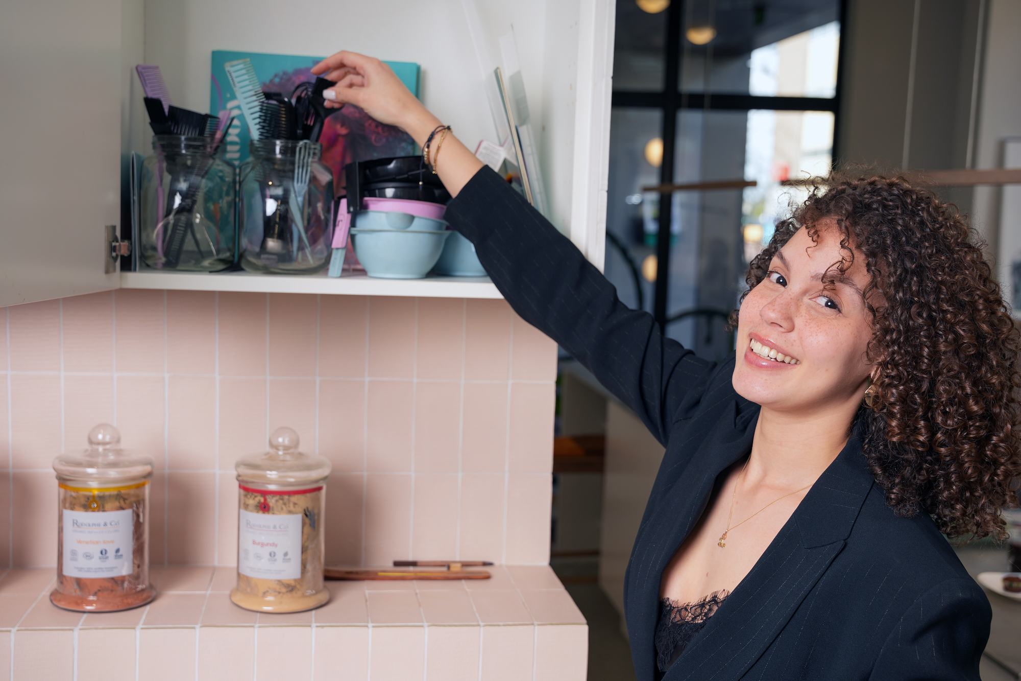 De productwand met organic hair care in de salon