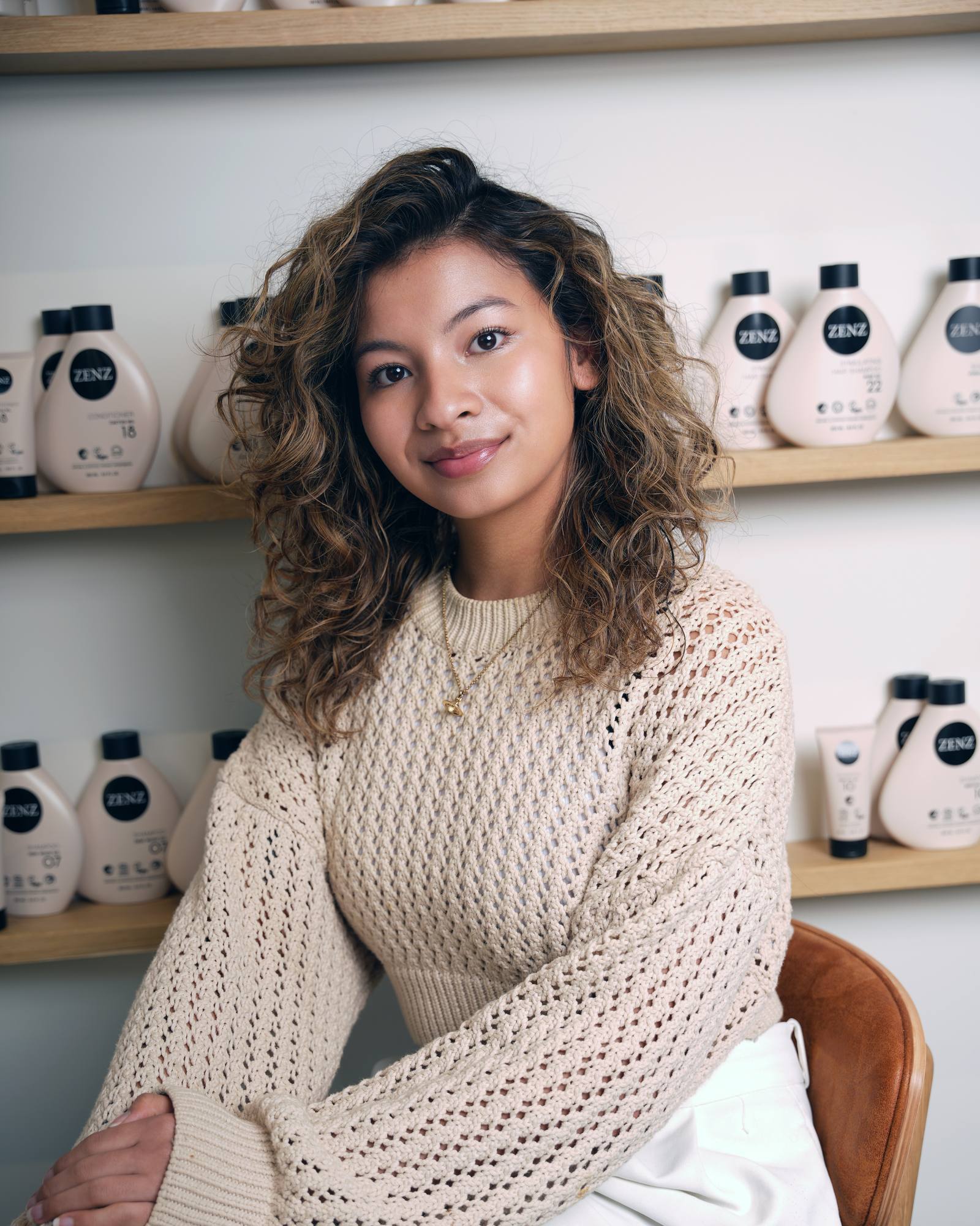 Stylist bij de productwand met de organic hair care van ZENZ